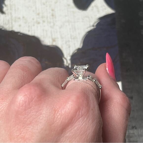 Estate Sparkling Silver Ring with Clear Stones Maker’s Mark Signed D3 - Picture 3 of 7